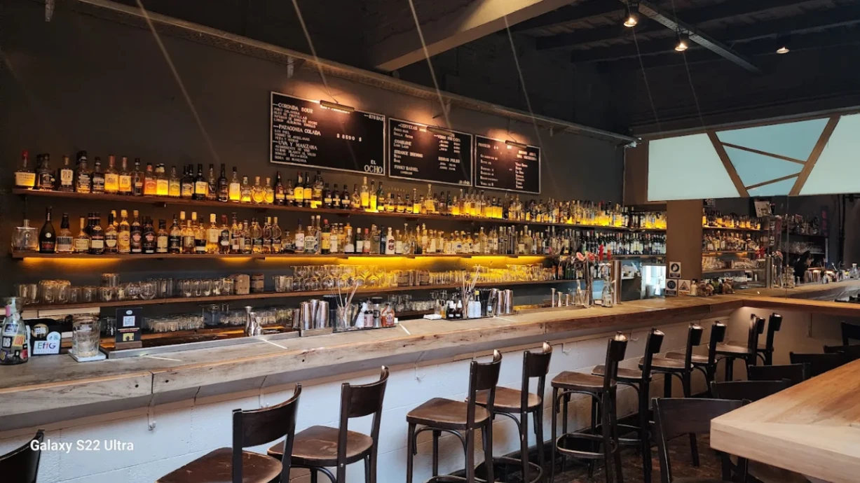 Bar 878